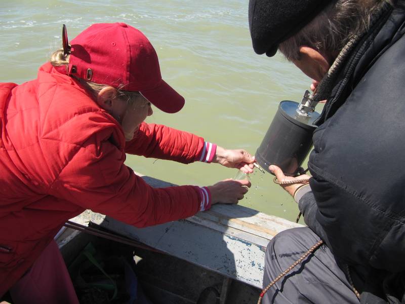 Відбір проб води на водосховищі Сасик